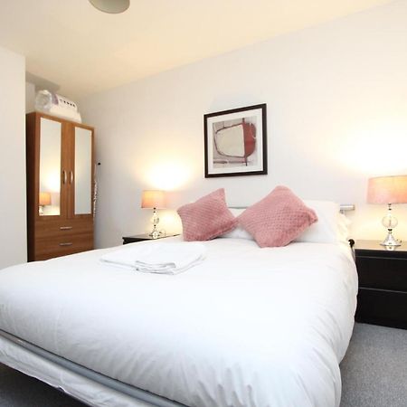 Spacious 1- Bedroom Apartment In E16 Londra Dış mekan fotoğraf