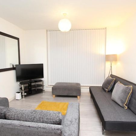 Spacious 1- Bedroom Apartment In E16 Londra Dış mekan fotoğraf