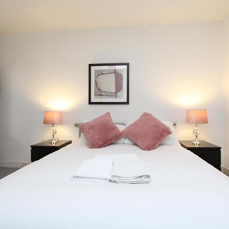 Spacious 1- Bedroom Apartment In E16 Londra Dış mekan fotoğraf