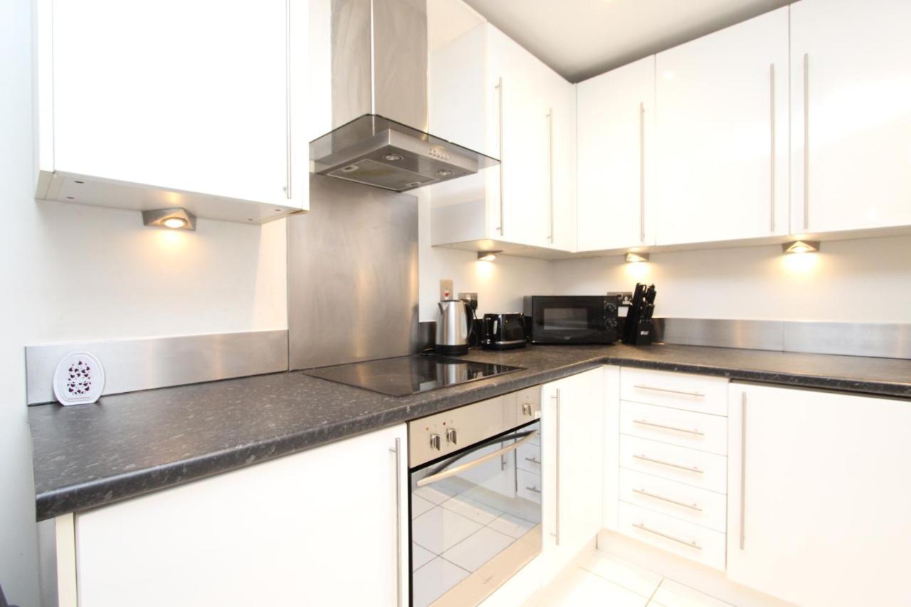 Spacious 1- Bedroom Apartment In E16 Londra Dış mekan fotoğraf