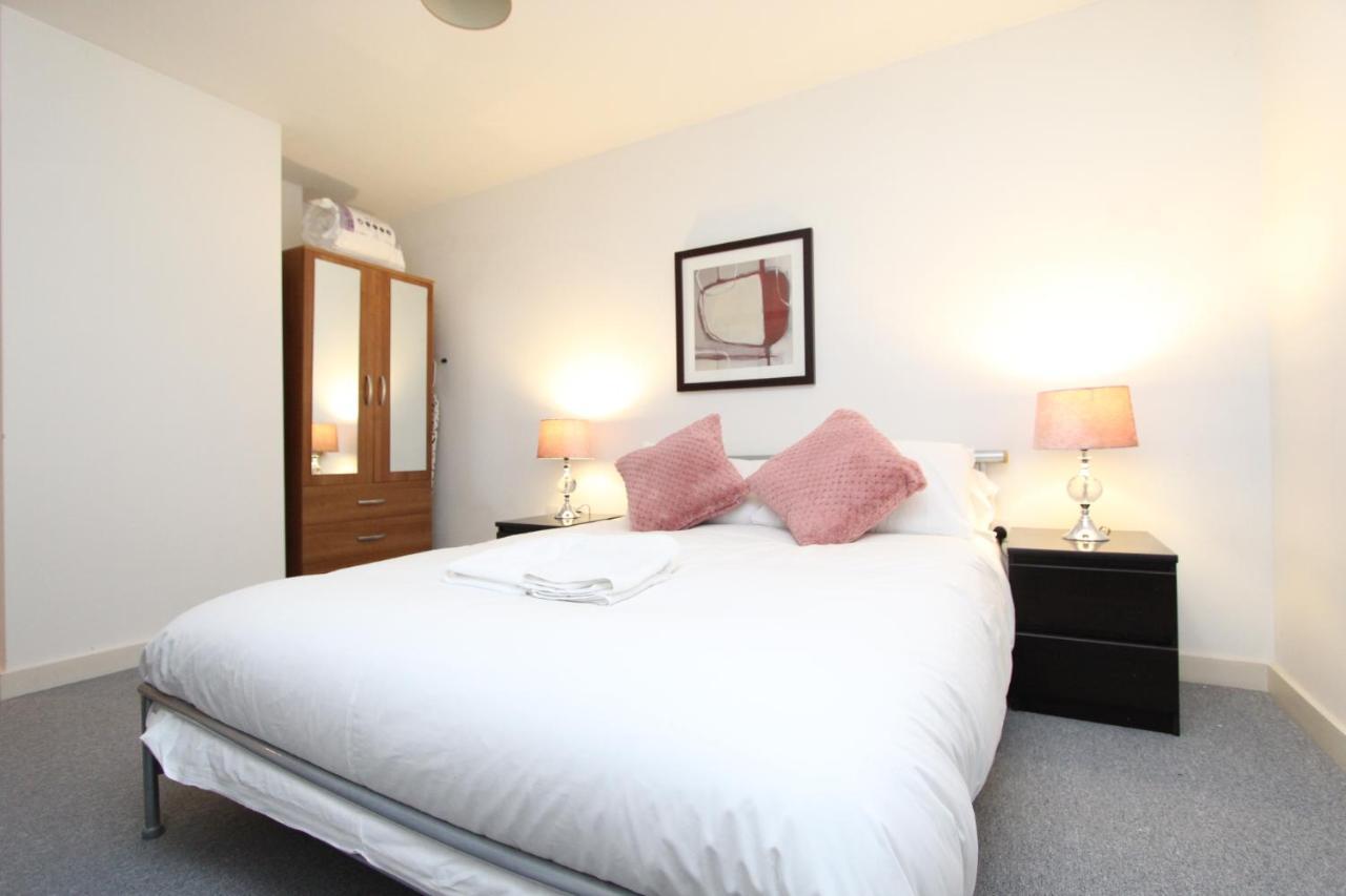 Spacious 1- Bedroom Apartment In E16 Londra Dış mekan fotoğraf