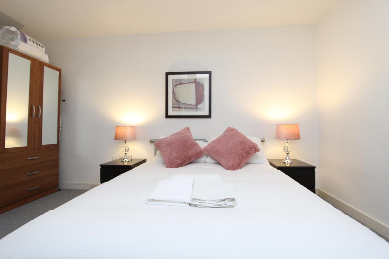 Spacious 1- Bedroom Apartment In E16 Londra Dış mekan fotoğraf