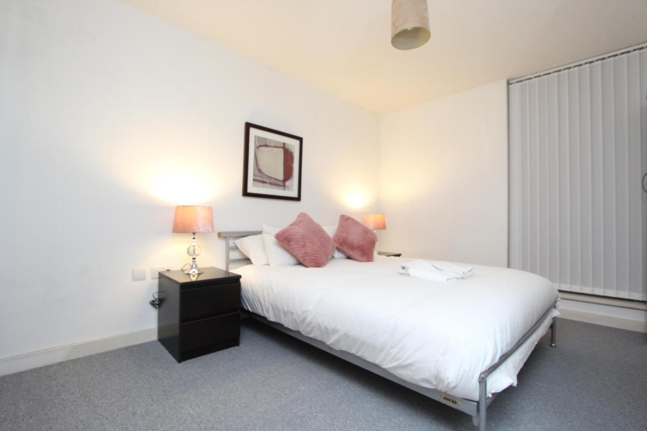 Spacious 1- Bedroom Apartment In E16 Londra Dış mekan fotoğraf
