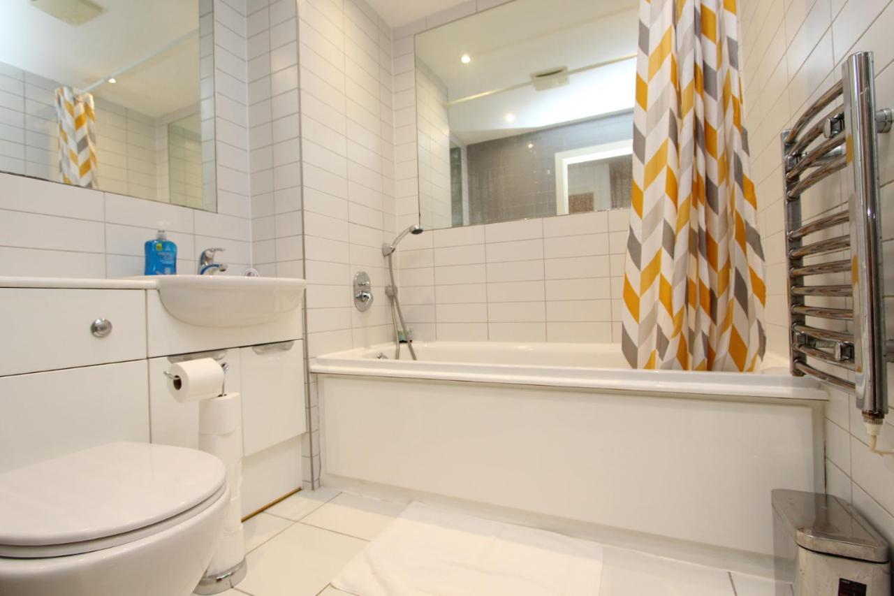 Spacious 1- Bedroom Apartment In E16 Londra Dış mekan fotoğraf